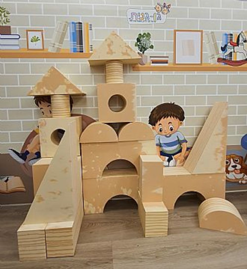 מתקנים וצעצועים עשויים עץ